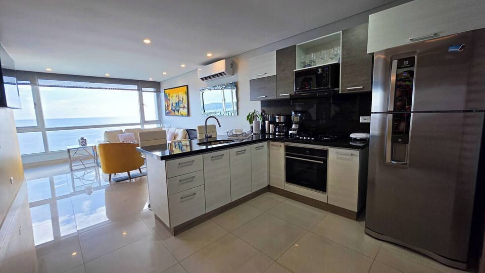 Full-size fridge, microwave, oven, stovetop