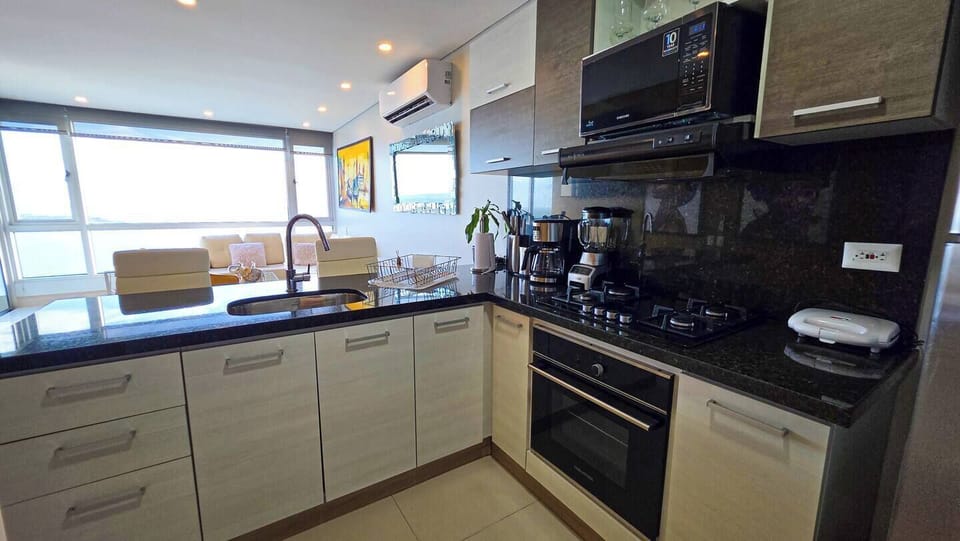 Full-size fridge, microwave, oven, stovetop