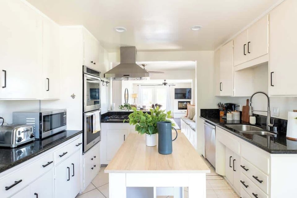 Entertaining is a breeze in the modern kitchen 