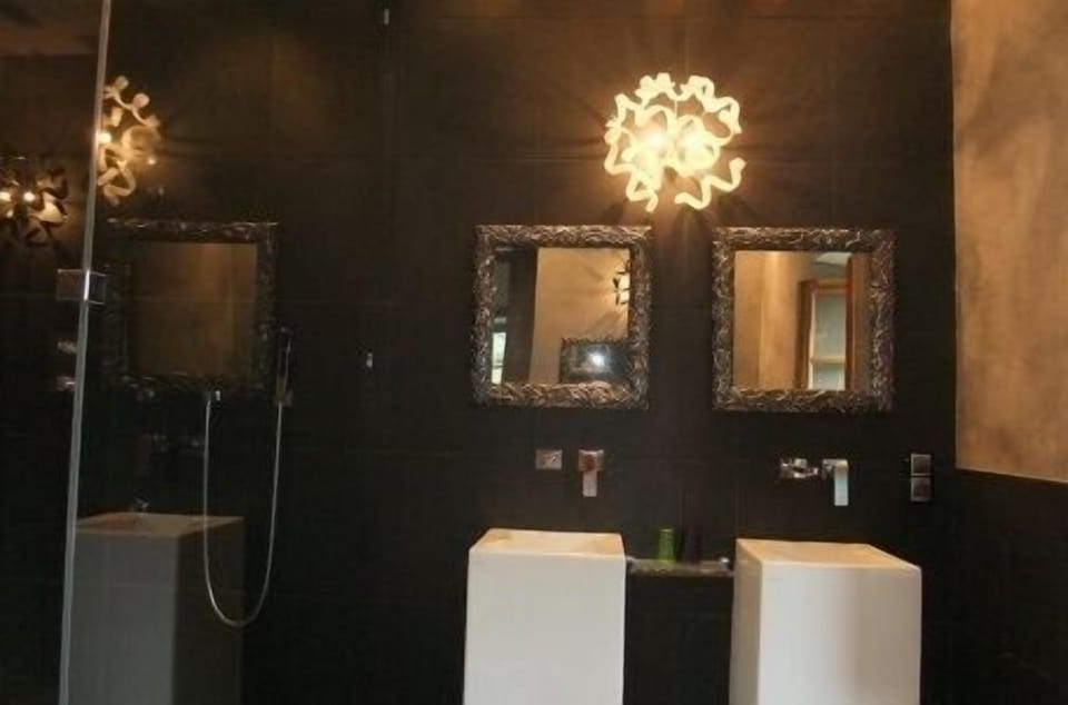 Suite (Que Linda) | Bathroom | Shower, free toiletries, hair dryer, slippers