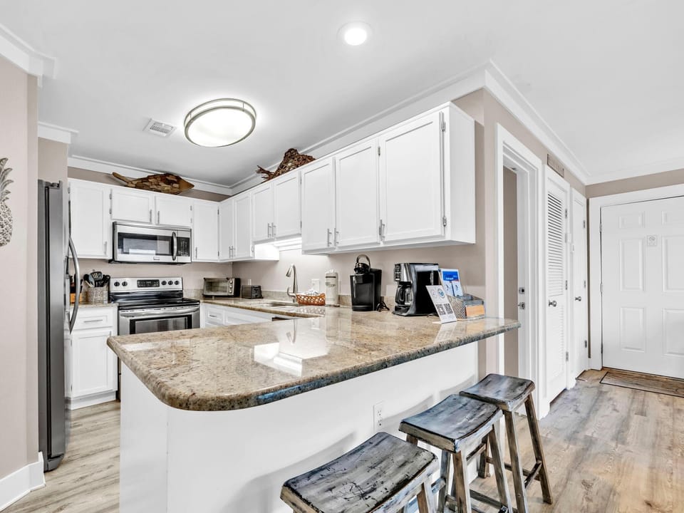 Condo, Multiple Beds (Beachside Villas 122- Sun for the Ros) | Private kitchen | Oven, toaster