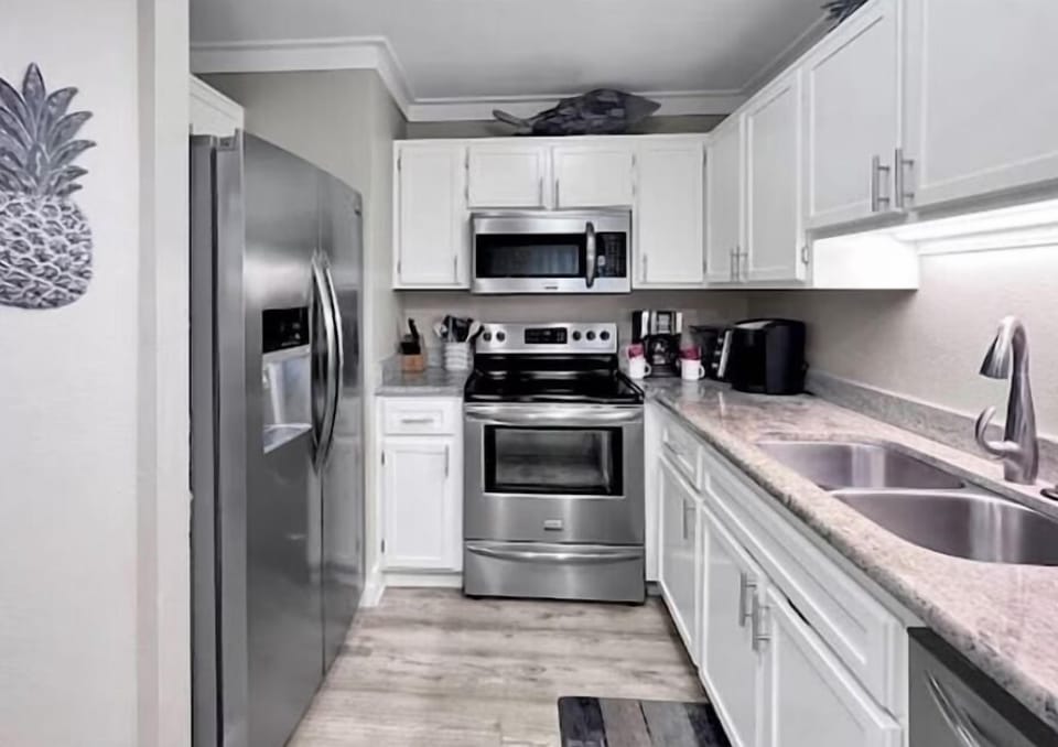 Condo, Multiple Beds (Beachside Villas 122- Sun for the Ros) | Private kitchen | Oven, toaster