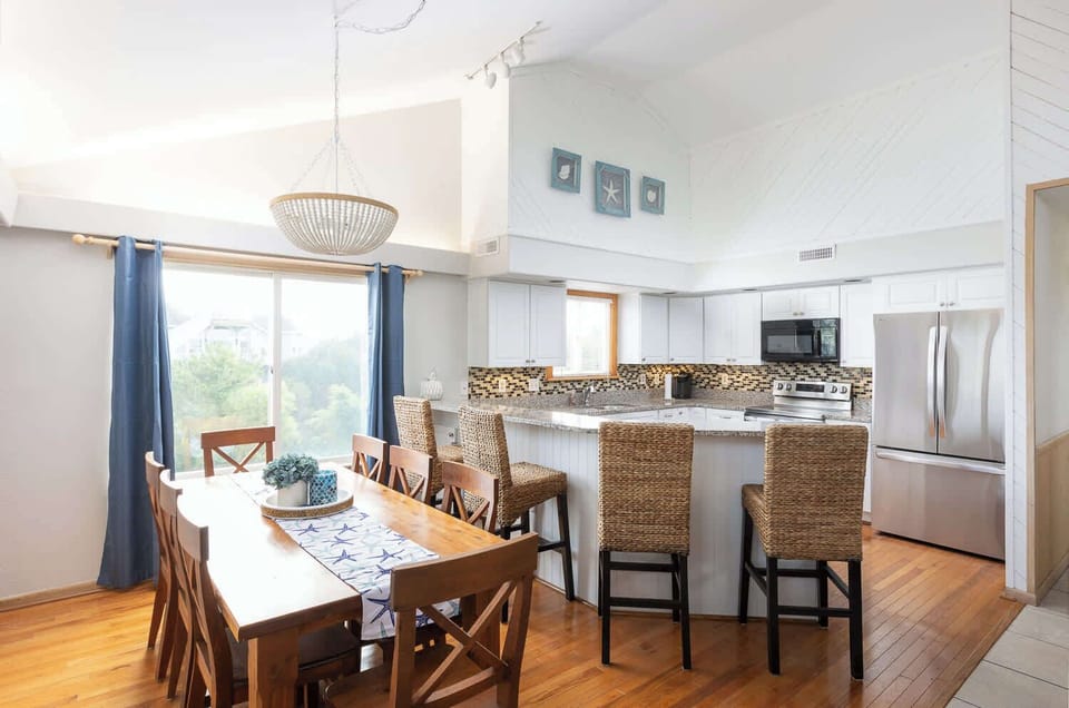Dining Area & Bar w/ Views