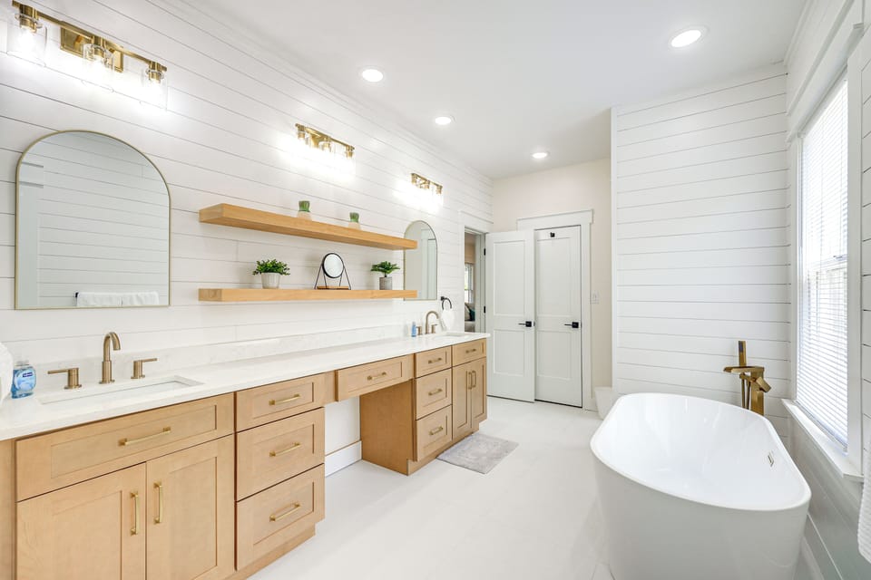 En-Suite Bathroom | Towels & Linens Provided | 1st Floor