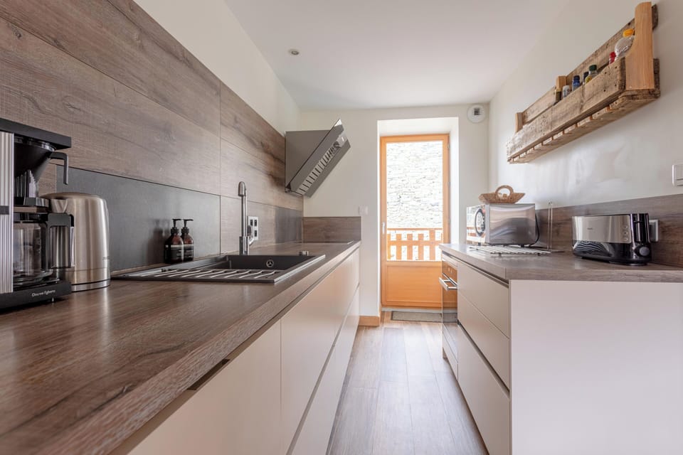 Fully equipped open kitchen, perfect for concocting Savoyard specialties.