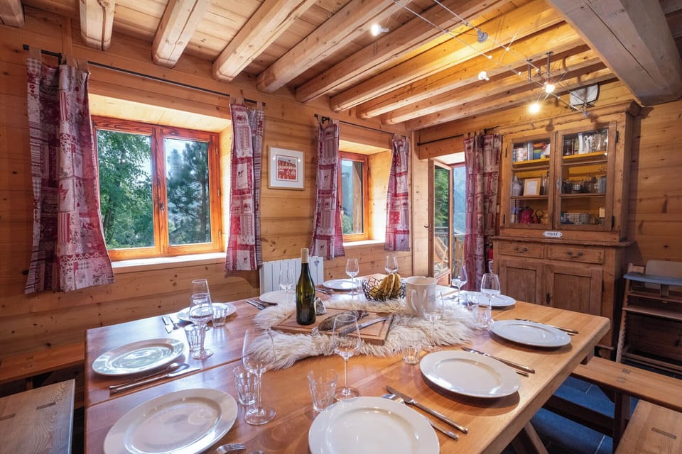 Spacious, friendly dining room, ideal for warm group meals. (1)