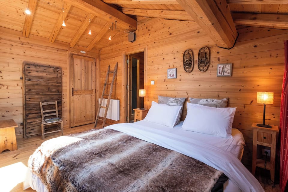 Peclet Master Suite with panoramic view, private bathroom, sheets and towels provided. (1)