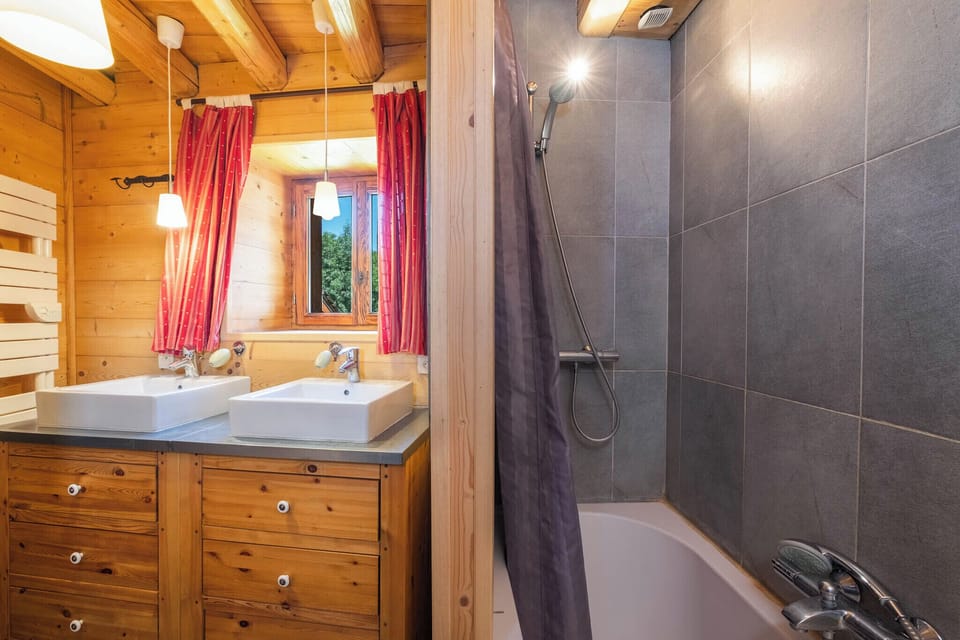 Bathroom upstairs with its relaxing hammam, bathtub and two sinks. (1)