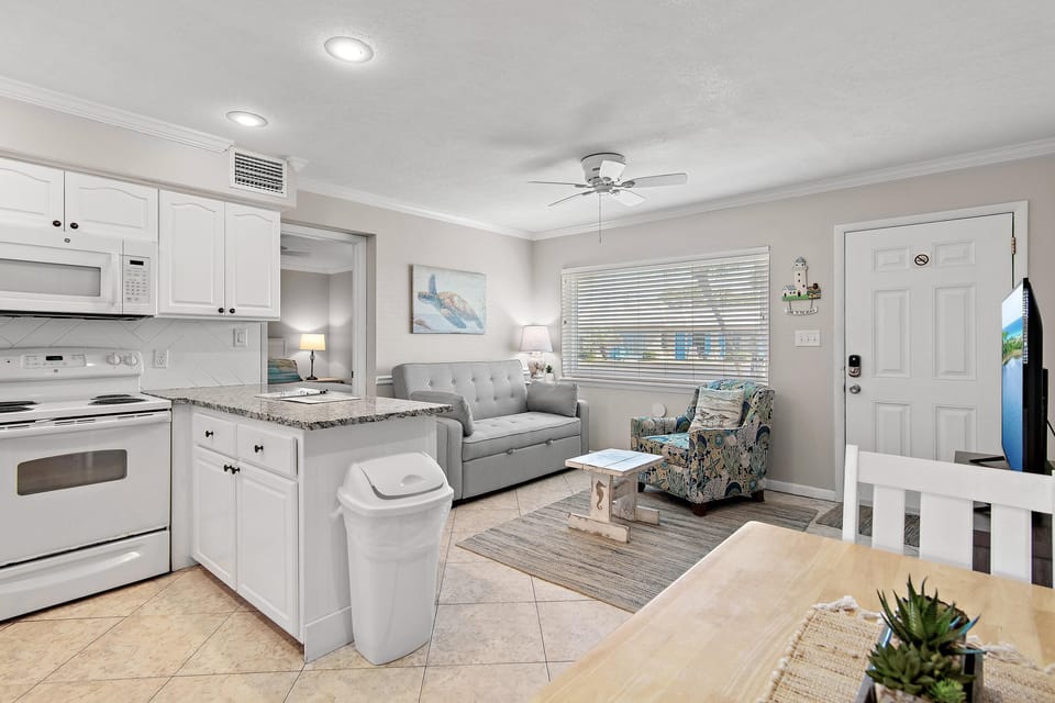 House, 1 Queen Bed (Capri by the Gulf 119) | Interior