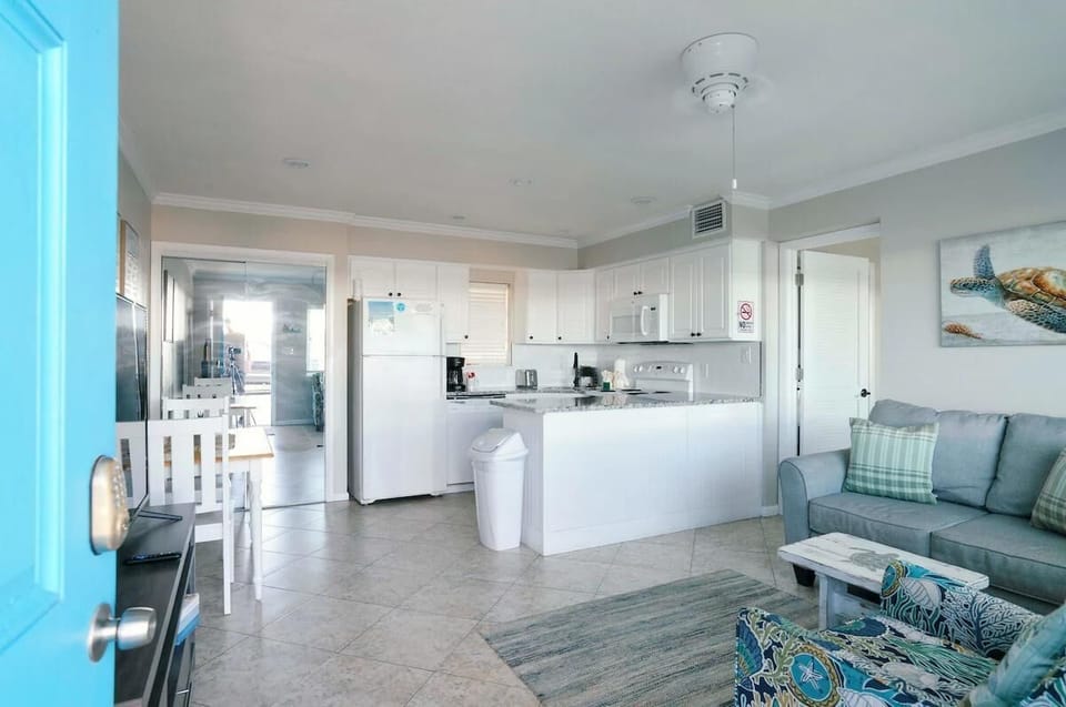 House, 1 Queen Bed (Capri by the Gulf 119) | Living area