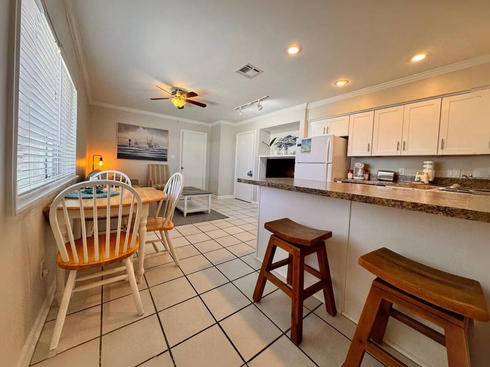 House, 1 King Bed with Sofa bed (Capri by the Gulf 121) | Private kitchen