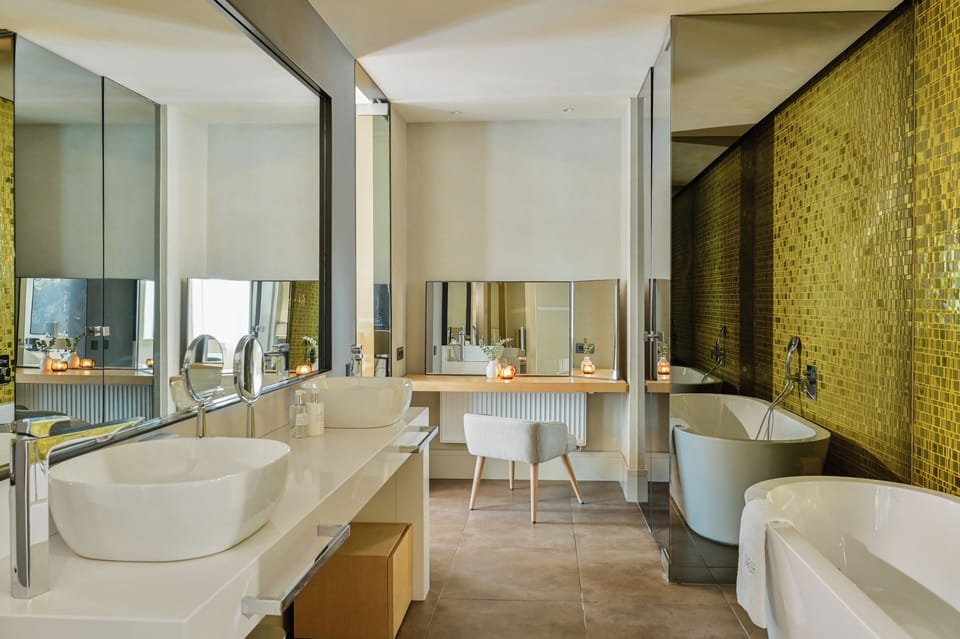 Suite | Bathroom | Slippers, towels