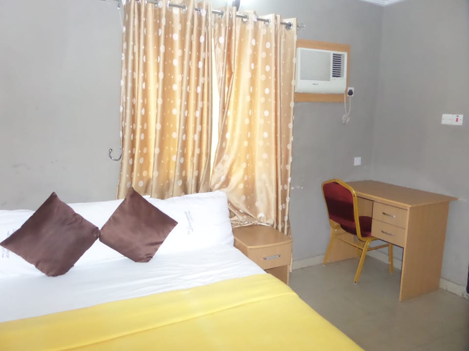 Deluxe Room | In-room safe, bed sheets