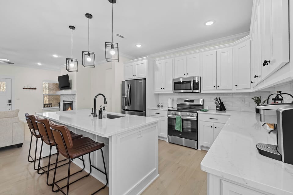 Beautiful fully stocked kitchen!
