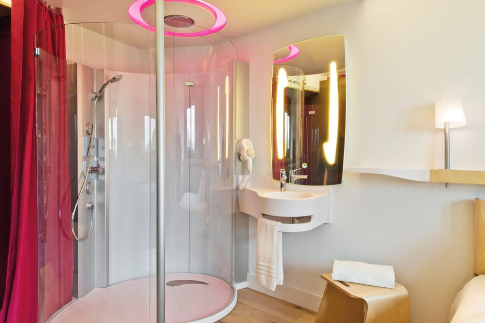 Double Room | Bathroom | Shower, free toiletries, hair dryer, towels