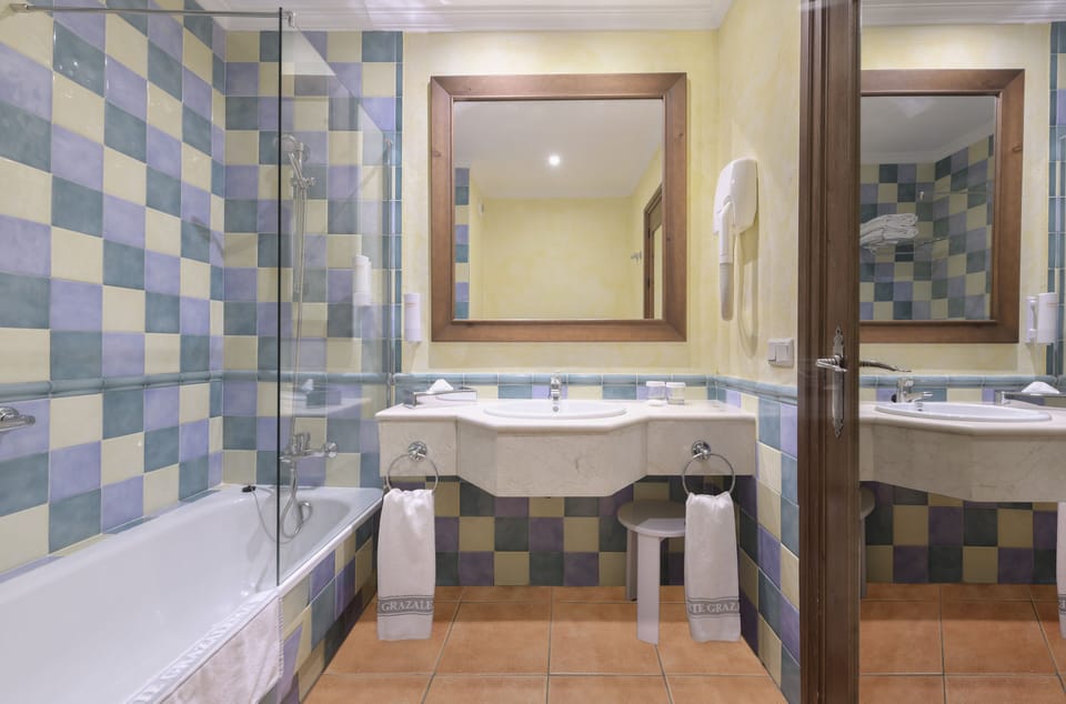 Bathtub, free toiletries, hair dryer, bidet