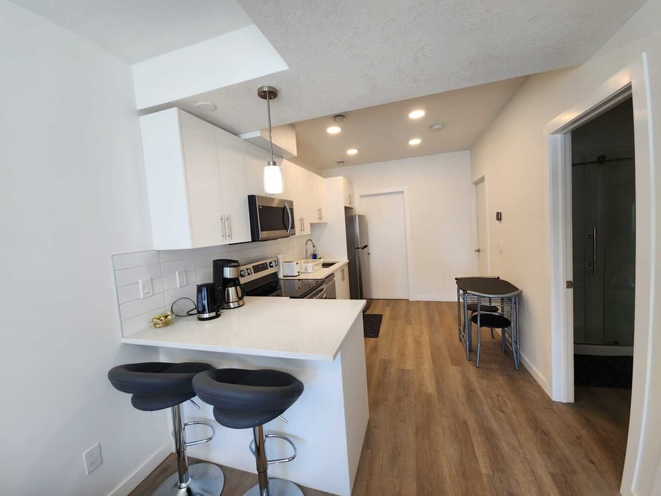 Full Kitchen & Dinning