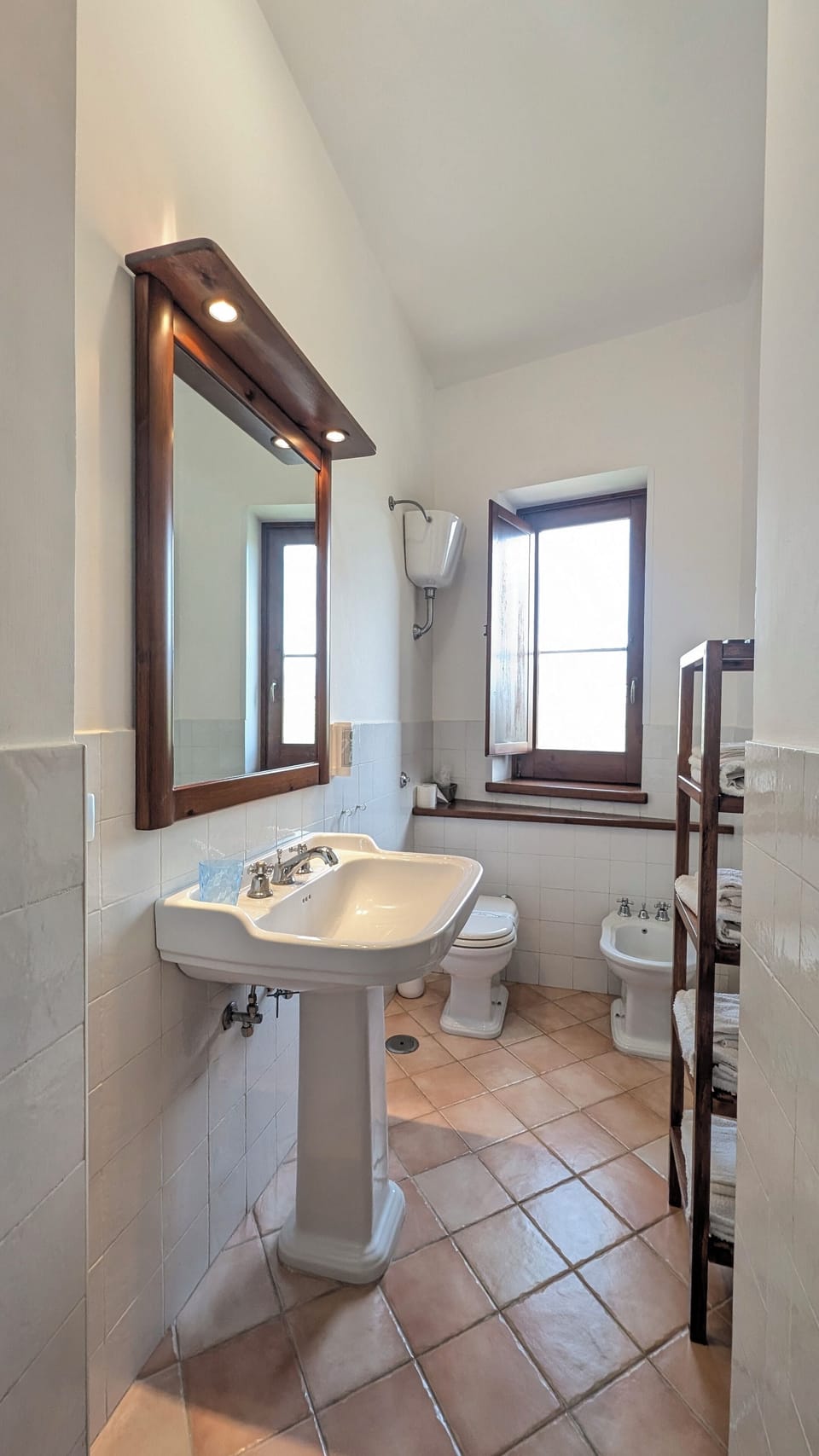 Family Room | Bathroom | Shower, free toiletries, hair dryer, bidet