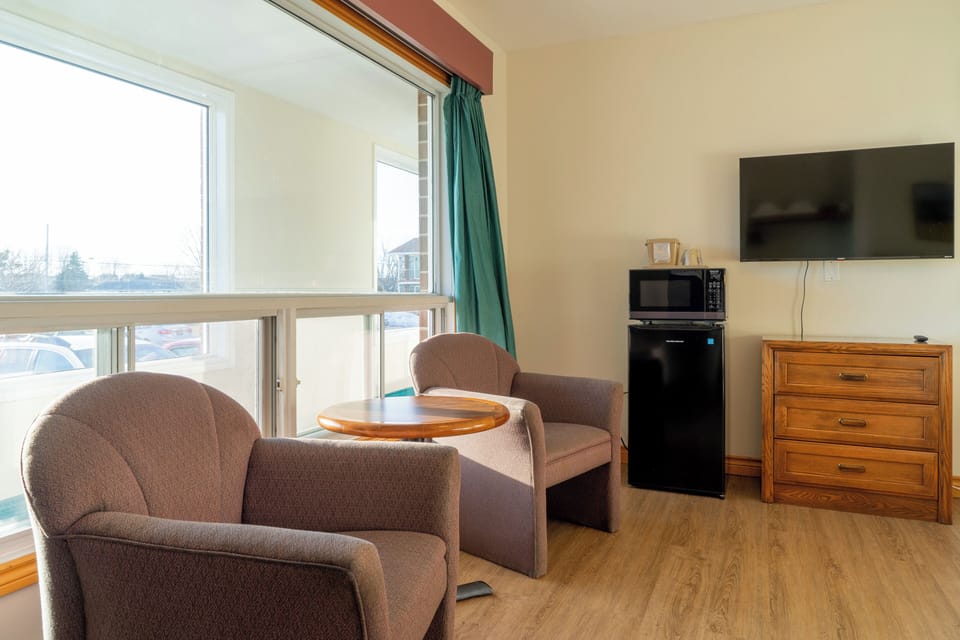 Classic Room, 2 Queen Beds | Living area