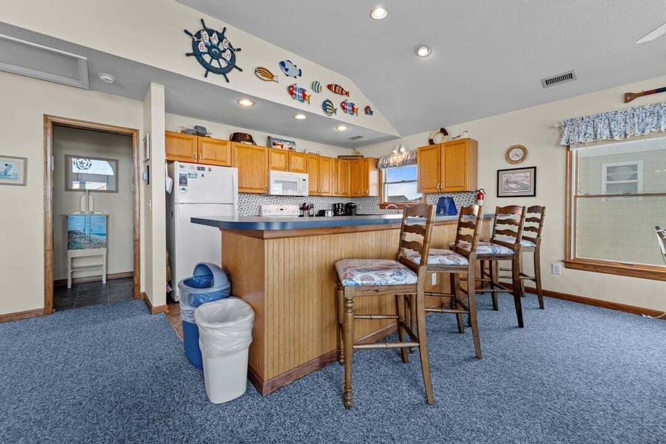 Top-Level Kitchen with Bar (seats 4)