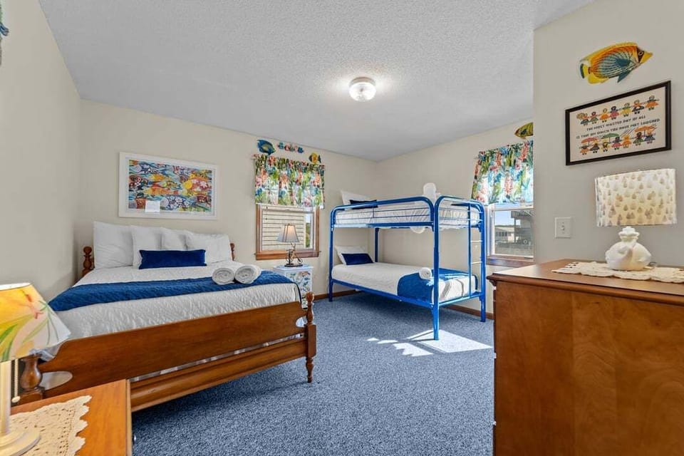 Mid-Level Bedroom with Queen and Bunk Bed (Twin over Twin)
