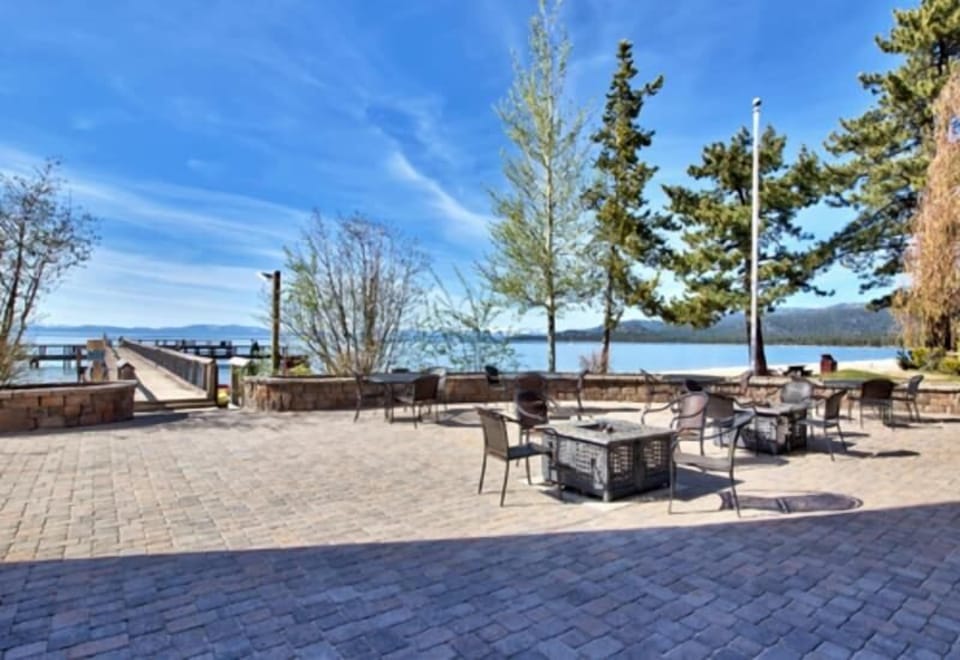Luxury Lakeland Condo steps to the beach . Two Large pools and Hot Tubs , Tennis courts and Private Beach access just steps from your door!!! Watch the 4th of July Fireworks!!!