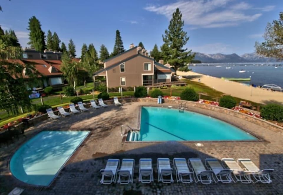 Luxury Lakeland Condo steps to the beach . Two Large pools and Hot Tubs , Tennis courts and Private Beach access just steps from your door!!! Watch the 4th of July Fireworks!!!