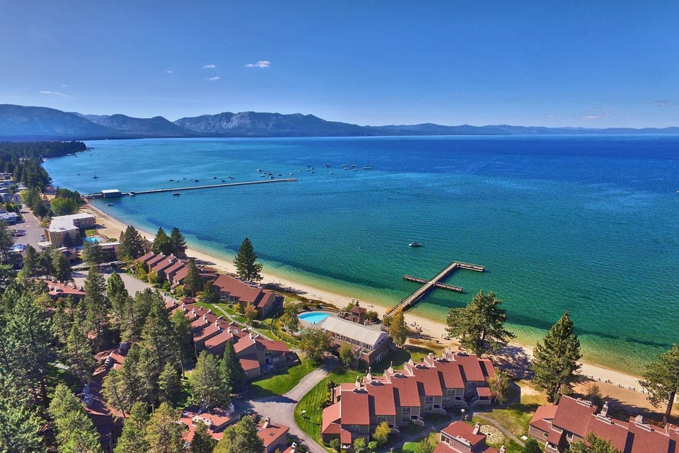 Luxury Lakeland Condo steps to the beach . Two Large pools and Hot Tubs , Tennis courts and Private Beach access just steps from your door!!! Watch the 4th of July Fireworks!!!