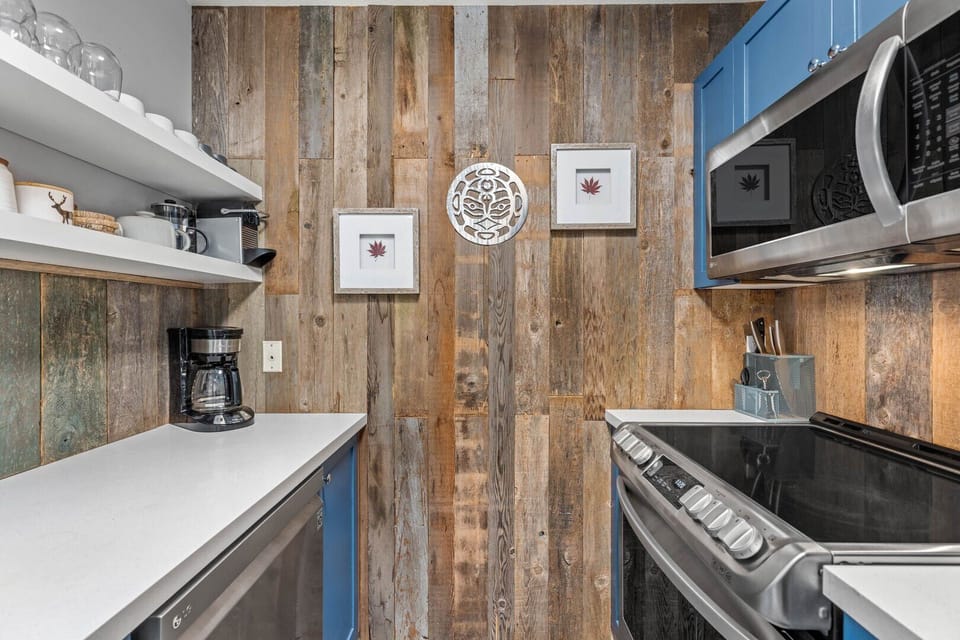 Sleek stainless steel appliances & fully equipped kitchen.