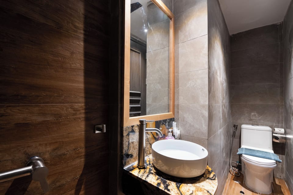 Superior Room, City View | Bathroom | Shower, hair dryer, bidet, towels