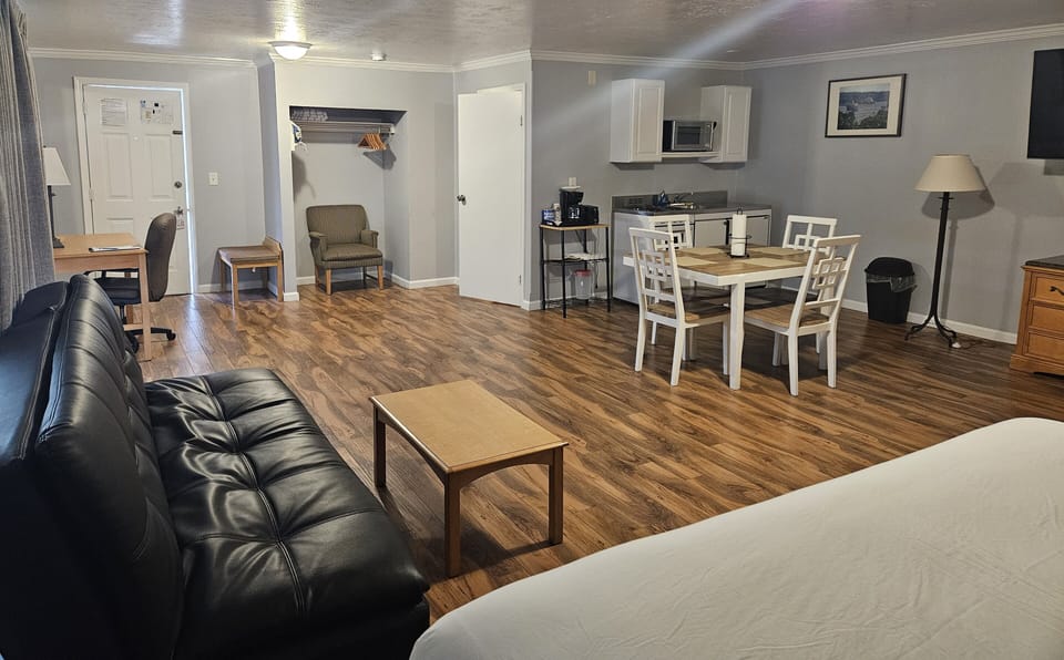 2 King Bed Efficiency | Premium bedding, laptop workspace, free WiFi, bed sheets
