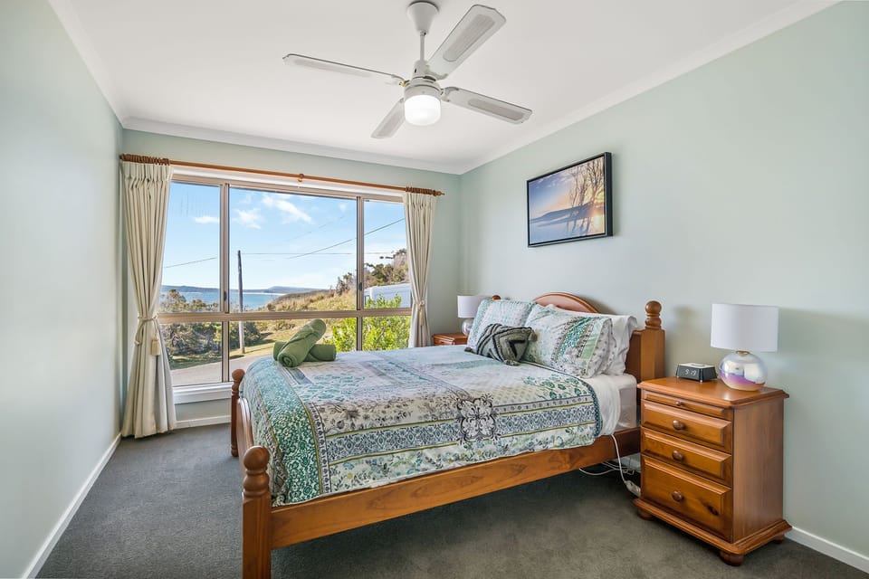 Bedroom 2, queen size bed, built in robes.