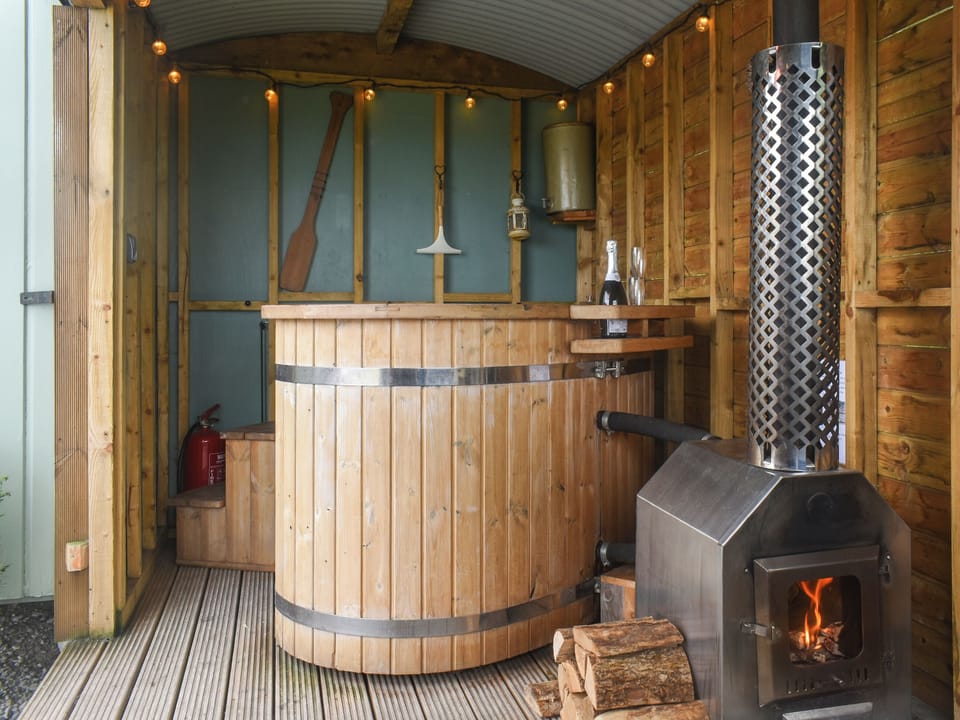 Hot tub | Bracken Hut at Copy House Hideaway, Earby