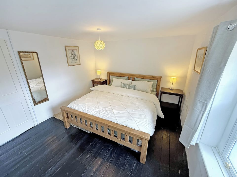 Main bedroom | Pam&rsquo;s Cottage, Cheltenham