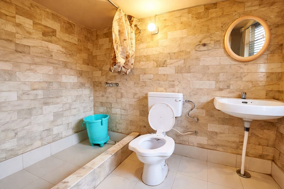 Shower, rainfall showerhead, free toiletries, slippers