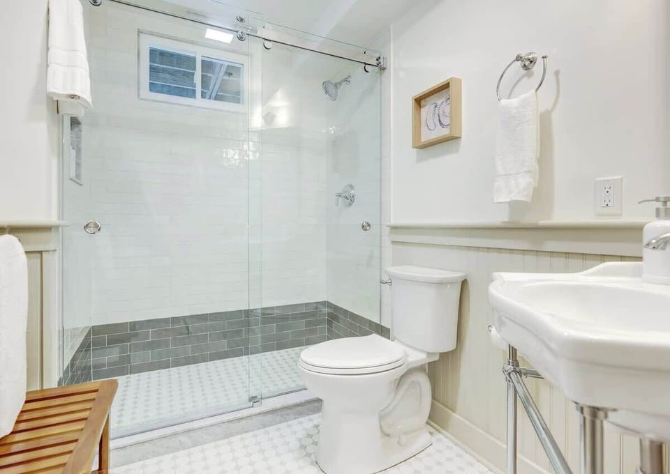 King Room 16 Bathroom
