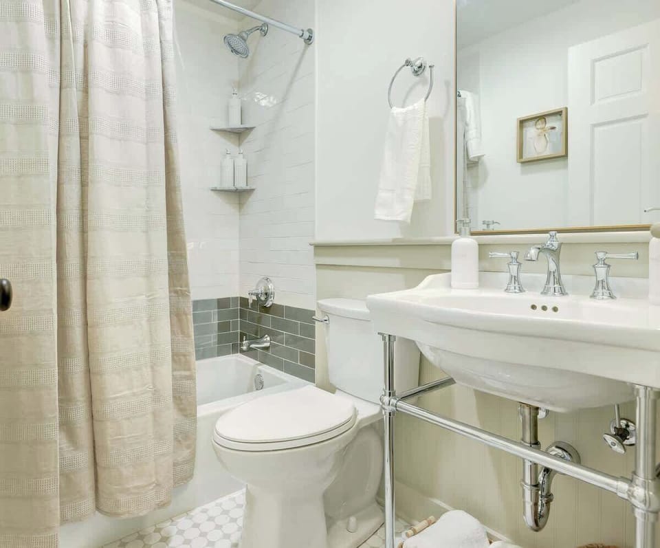 Queen Room #4 Bath