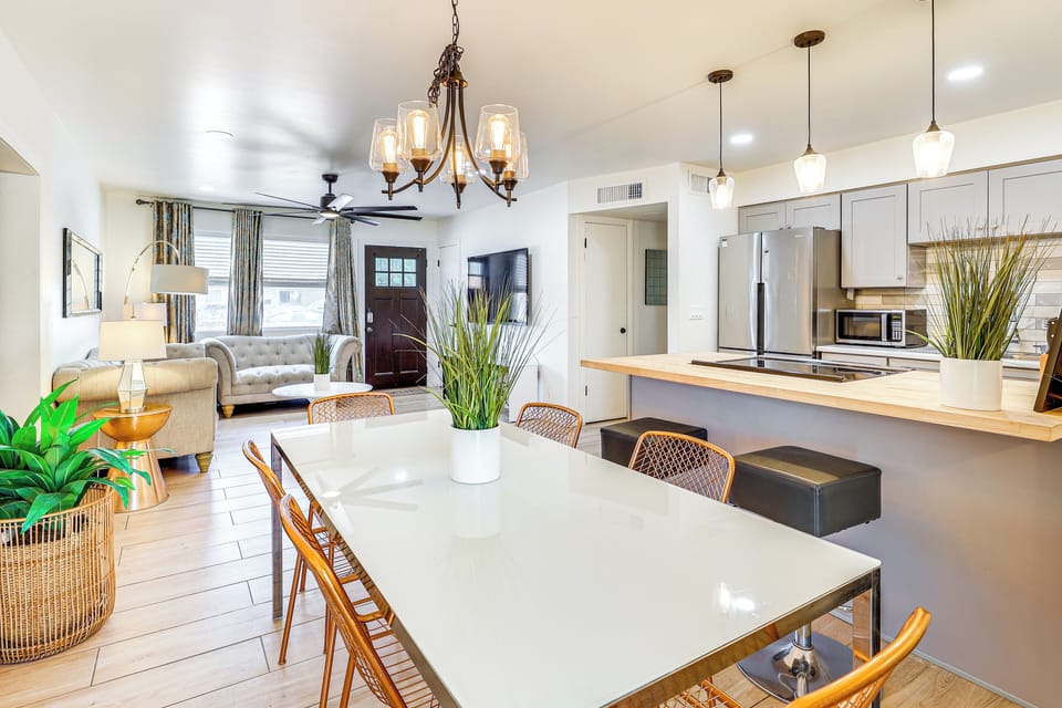 Dining Area | Free WiFi | Central Air Conditioning/Heat