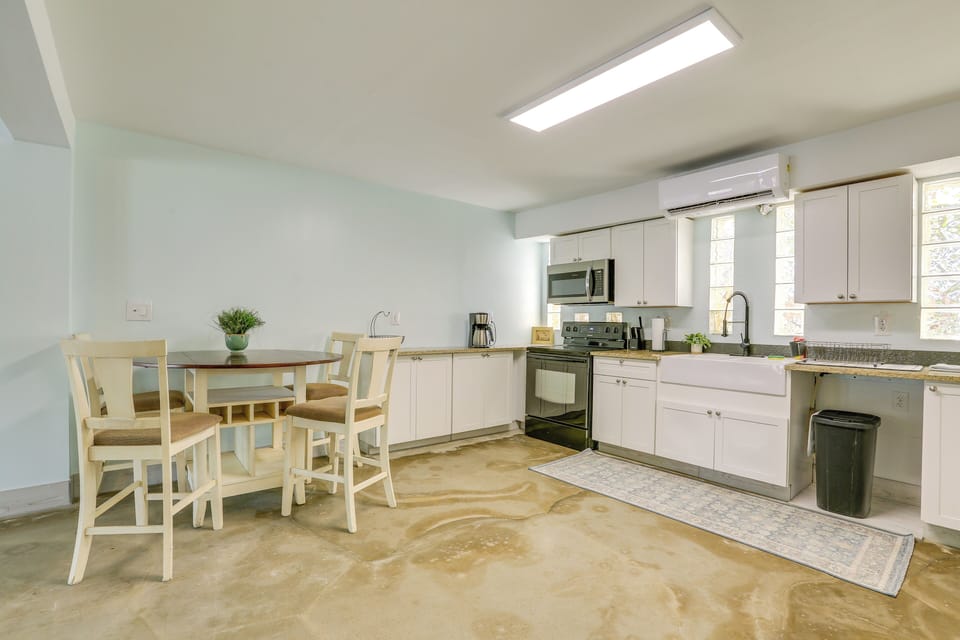 Dining Area | Dishware & Flatware | Central A/C & Heat