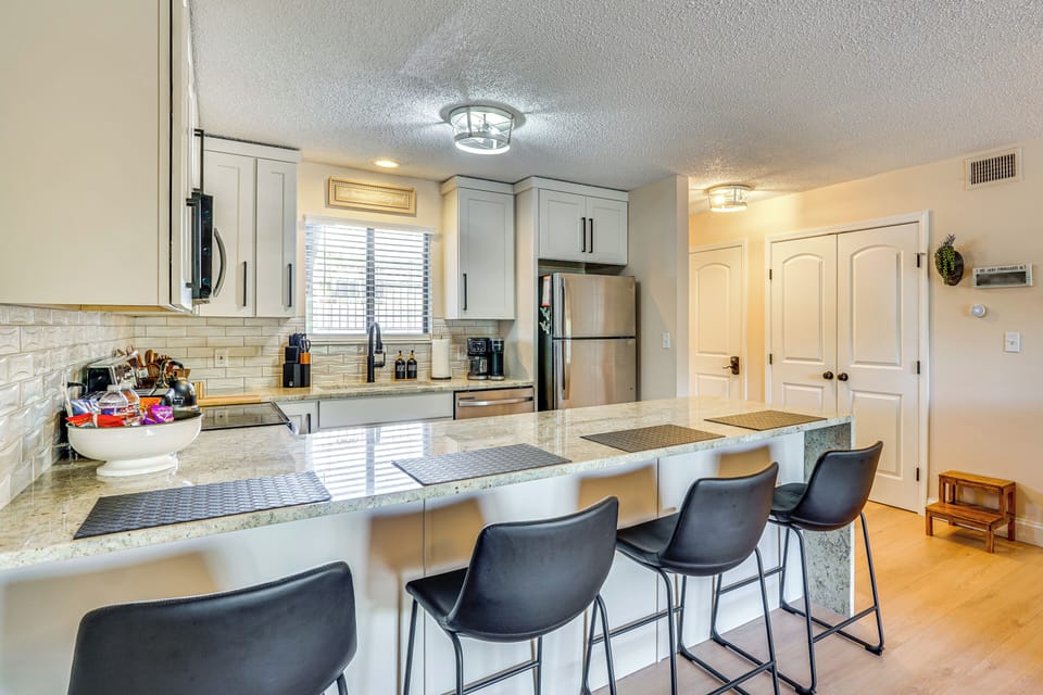 Kitchen | Dual Drip/Keurig Coffee Maker | Dishwasher | Toaster