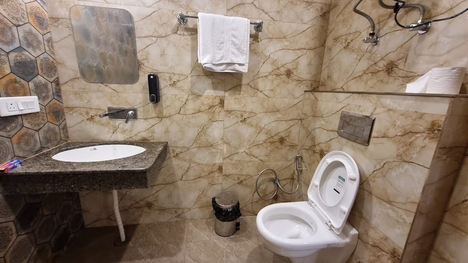 Deluxe Room, Mountain View | Bathroom | Free toiletries, bathrobes, slippers, towels