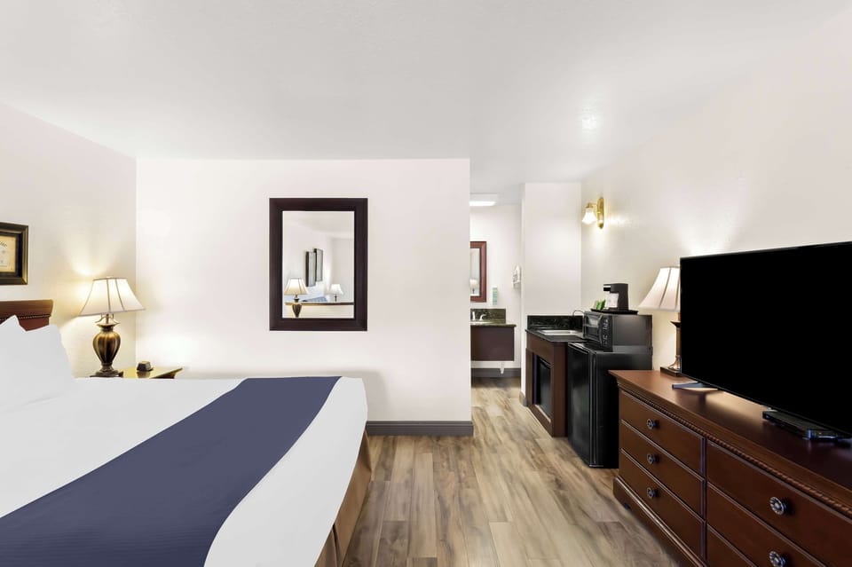 Suite, 1 King Bed, Non Smoking, Jetted Tub | Minibar, desk, laptop workspace, iron/ironing board