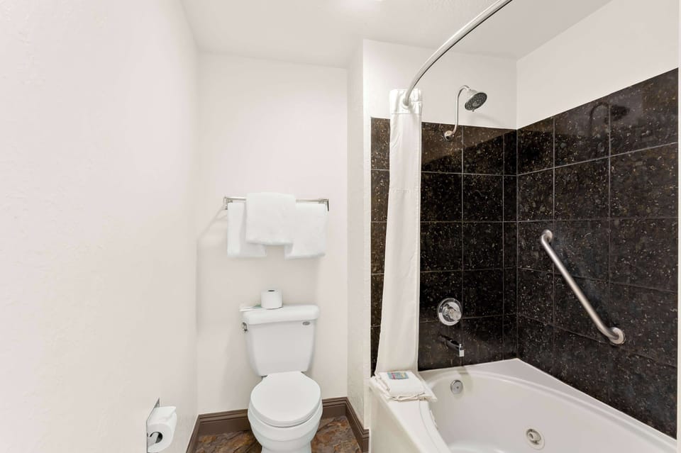 Suite, 1 King Bed, Non Smoking, Jetted Tub | Bathroom | Hair dryer, towels