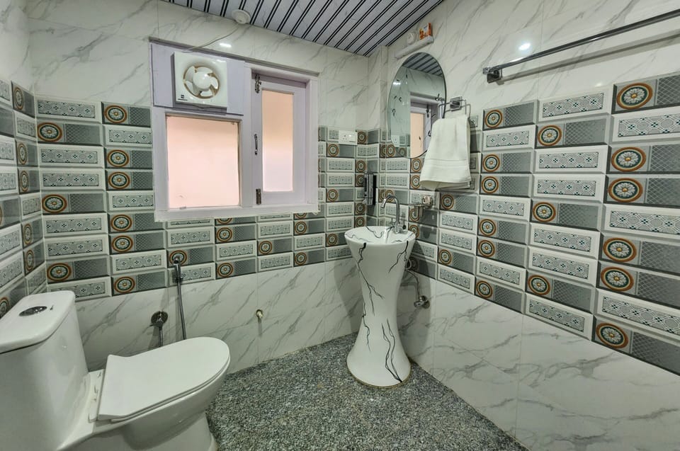 Classic Double Room, Balcony, Mountain View | Bathroom | Free toiletries, towels, soap, shampoo