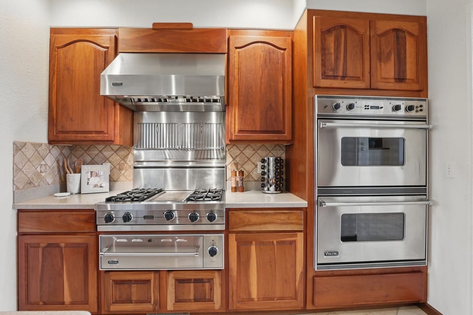 Wooden charm meets modern stainless steel—fully stocked and ready to cook.