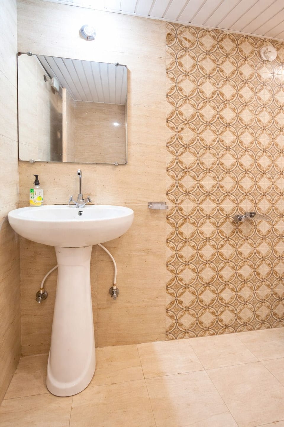 Deluxe Double Room, Lake View | Bathroom | Shower, rainfall showerhead, free toiletries, slippers