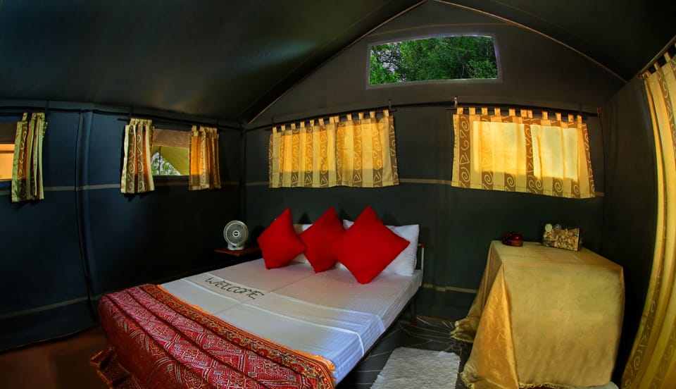Deluxe Tent, River View | Free rollaway beds, free WiFi, bed sheets