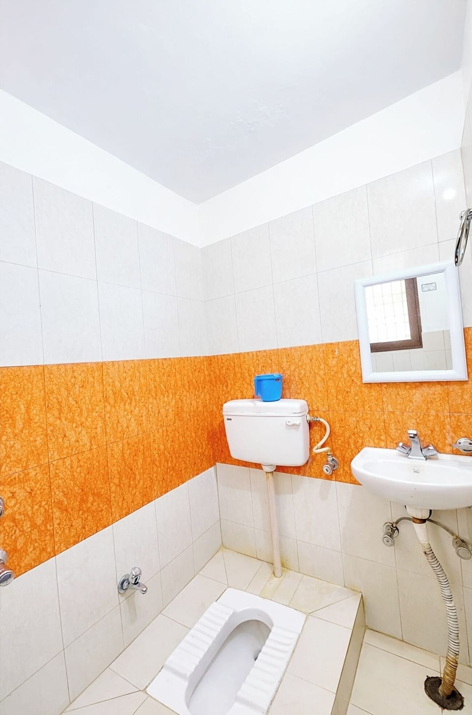 Shower, rainfall showerhead, free toiletries, slippers