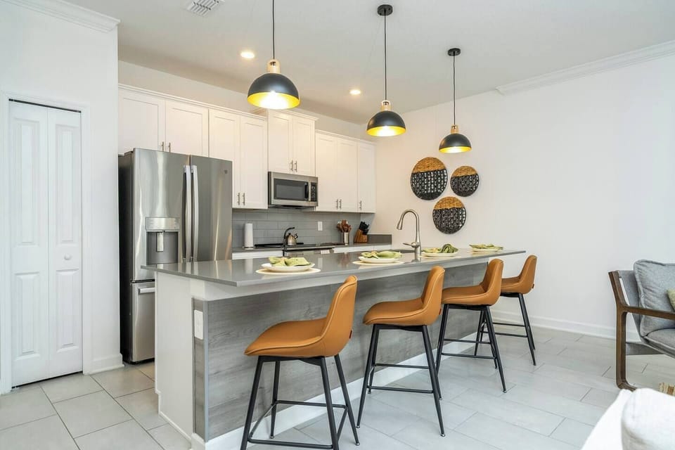 This is a modern kitchen and It is the perfect place for families to gather, recipes to be born, and unforgettable memories to be made. This kitchen is sure to make your vacation a memorable one! 