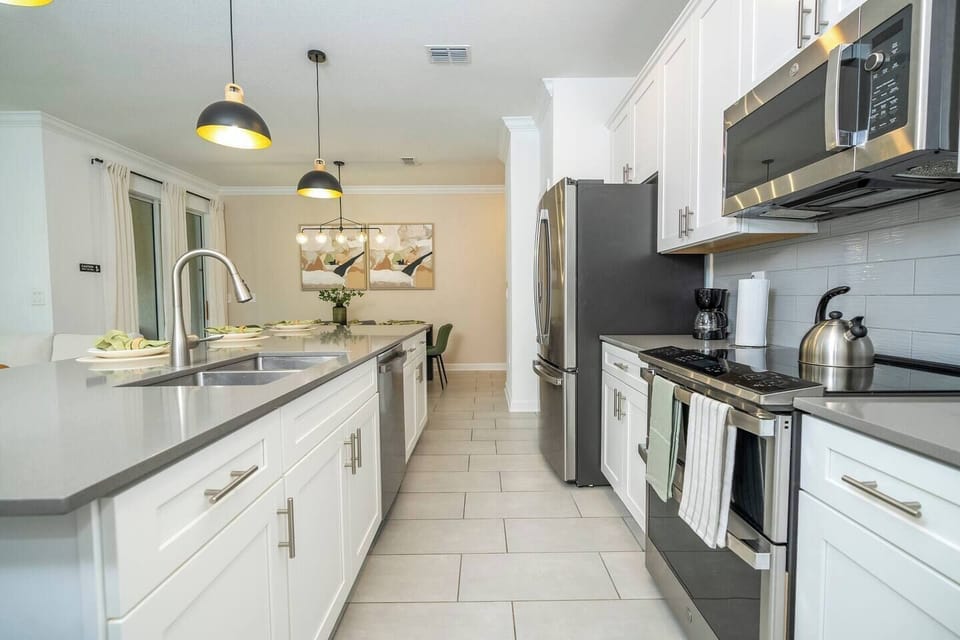 This is a modern kitchen and It is the perfect place for families to gather, recipes to be born, and unforgettable memories to be made. This kitchen is sure to make your vacation a memorable one! 


